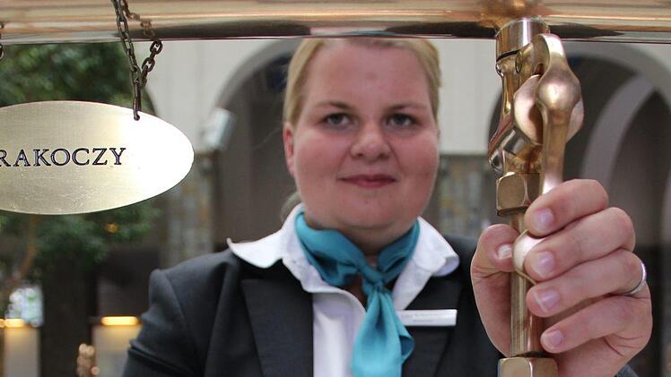 Brunnenfrau Lisa Schleicher Foto: Benedikt Borst