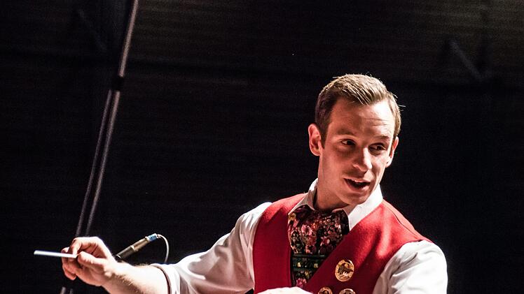 Impressionen vom Weihnachtskonzert mit dem Jugendorchester und dem Musikverein Stadt Rödental in der fast ausverkauften Franz-Goebel-Halle: Lena Wegner dirigierte.Foto: Jochen Berger