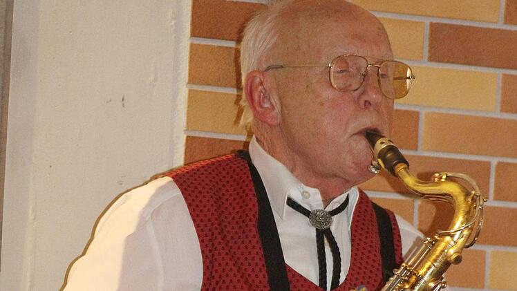 Max Stenglein hält dem Musikverein Burghaig seit 75 Jahren die Treue: Auch beim Jubiläumskonzert spielte er mit - natürlich auf seinem Lieblingsinstrument, dem Saxophon. Foto: Sonny Adam