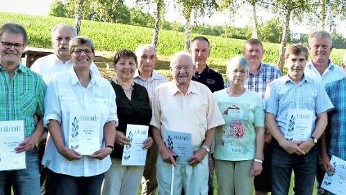 Die Ehrung langj&auml;hriger Mitglieder: Unser Bild zeigt (vorne, von links): Vorsitzenden Tino Fischer, Gerhard Fischer, Beate Niesar, Brunhilde Marx, Johann Scholz mit Partnerin, Karl-Walter M&uuml;ller, Harald Stolpe, Theo Sesselmann und Karlheinz Dresel, (hinten, von links): B&uuml;rgermeister Robert Bosch, Detlef Hofmann, Norbert Backer, Helmut Passing, J&uuml;rgen M&uuml;nch, Wolfgang Zapf, Gerhard K&ouml;gel, Gemeinderat Karl Marx und Johann Kausich.  Fotos: Werner Rei&szlig;aus