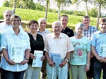 Die Ehrung langjähriger Mitglieder: Unser Bild zeigt (vorne, von links): Vorsitzenden Tino Fischer, Gerhard Fischer, Beate Niesar, Brunhilde Marx, Johann Scholz mit Partnerin, Karl-Walter Müller, Harald Stolpe, Theo Sesselmann und Karlheinz Dresel, (hinten, von links): Bürgermeister Robert Bosch, Detlef Hofmann, Norbert Backer, Helmut Passing, Jürgen Münch, Wolfgang Zapf, Gerhard Kögel, Gemeinderat Karl Marx und Johann Kausich.  Fotos: Werner Reißaus