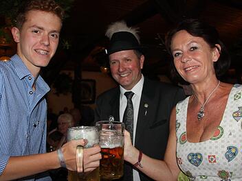 Ein Prosit auf den dreifachen Erfolg (v. l.): Willy, Charly und Ute Wittig. Foto: Veronika Schadeck
