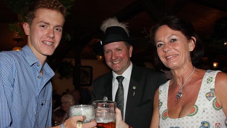 Ein Prosit auf den dreifachen Erfolg (v. l.): Willy, Charly und Ute Wittig. Foto: Veronika Schadeck