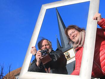 Quartiersmanager Michael Böhm und Rosi Jörig, die Leiterin des KIS-Arbeitskreises Fotokunst, sind die Initiatoren des Projektes "Zeit für Bad Staffelstein". Foto: Matthias Einwag