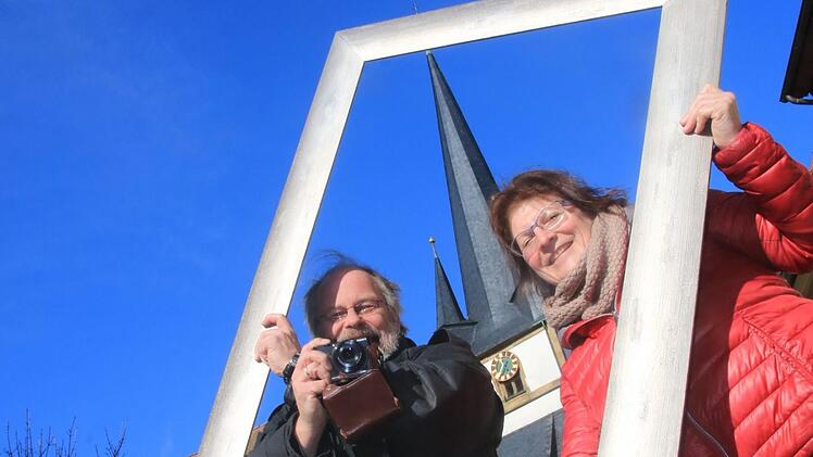Quartiersmanager Michael Böhm und Rosi Jörig, die Leiterin des KIS-Arbeitskreises Fotokunst, sind die Initiatoren des Projektes "Zeit für Bad Staffelstein". Foto: Matthias Einwag