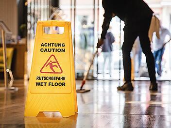Beschäftigte in der Gebäudereinigung bekommen im neuen Jahr mehr Geld. Foto: IG Bau