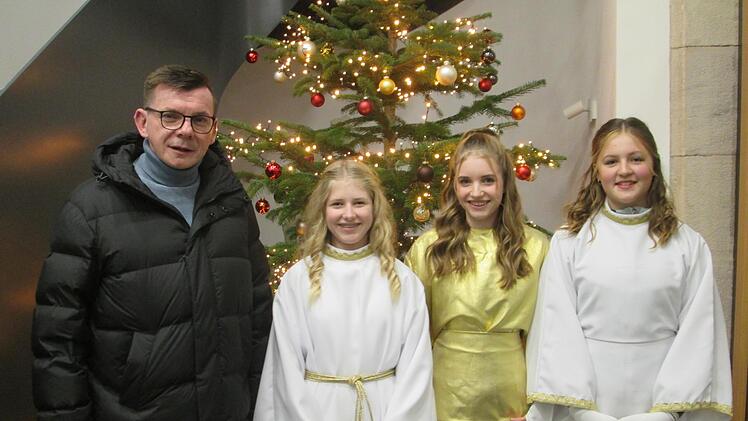 Bürgermeister Armin Warmuth dankte (v. l.) Luisa und Sophia Fenn sowie Mila Gerlach, die sich als Christkind und himmlische Vorboten zur Verfügung stellten.  Foto: Winfried Ehling