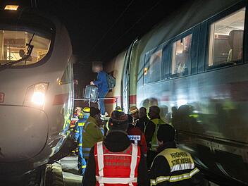 Kreis Coburg: Notarzt auf offener Strecke - kompletter ICE geräumt Kreis Coburg: Notarzt auf offener Strecke - kompletter ICE geräumt