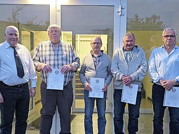 1. Vorsitzender Walter Straub (v.l.) gratulierte Waldemar Schm&uuml;ck (50 Jahre), Reinhard Rost (50 Jahre), Elmar Schlereth (50 Jahre) und Andreas M&uuml;ller (40 Jahre).