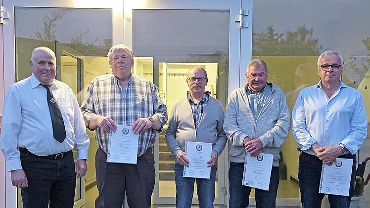 1. Vorsitzender Walter Straub (v.l.) gratulierte Waldemar Schm&uuml;ck (50 Jahre), Reinhard Rost (50 Jahre), Elmar Schlereth (50 Jahre) und Andreas M&uuml;ller (40 Jahre).
