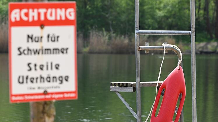Hinweisschild am Strand des Heidebades in Halle