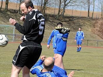 Obenauf ist Dominik Wagner vom TSV Rothhausen/Thundorf (links) nur in dieser Szene. Denn die Punkte holte sich Erkan Durukan (rechts) mit dem TSV Maßbach. Foto: Hopf