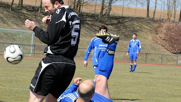 Obenauf ist Dominik Wagner vom TSV Rothhausen/Thundorf (links) nur in dieser Szene. Denn die Punkte holte sich Erkan Durukan (rechts) mit dem TSV Maßbach. Foto: Hopf