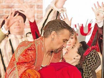 Happy End nach turbulenten Verwicklungen: Lenneke Willemsen (Lilli Vanessi/Katharina) und Dirk Mestmacher (Fred Graham/Petruchio) im Finale von "Kiss Me, Kate". Cole Porters Musical feierte umjubelte Premiere bei der "Coburger Sommeroperette".Fotos: Albert Höchstädter