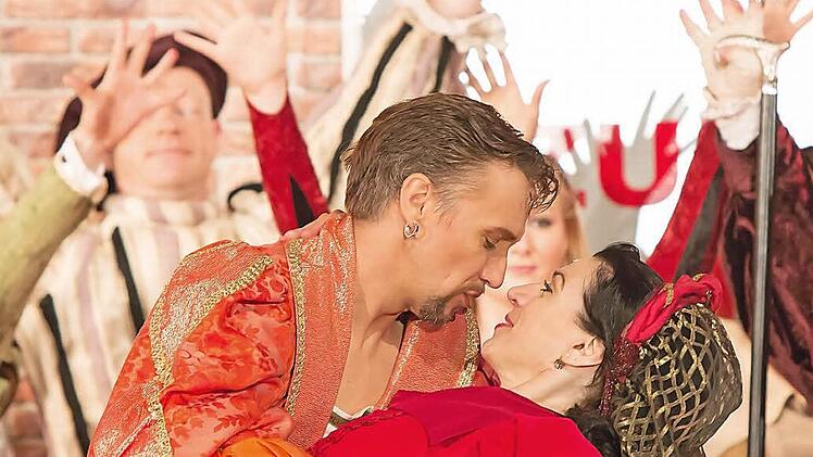 Happy End nach turbulenten Verwicklungen: Lenneke Willemsen (Lilli Vanessi/Katharina) und Dirk Mestmacher (Fred Graham/Petruchio) im Finale von "Kiss Me, Kate". Cole Porters Musical feierte umjubelte Premiere bei der "Coburger Sommeroperette".Fotos: Albert Höchstädter