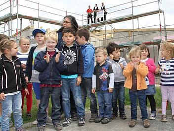Die Willersdorfer Kinder auf der Baustelle  Foto: Erlwein