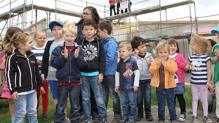 Die Willersdorfer Kinder auf der Baustelle  Foto: Erlwein