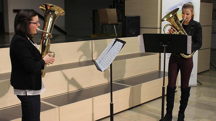 Das Duo Concertante Anna Hack (Tenorhorn, links ) und Sophia Schröder (Euphonium) Foto: fra-press