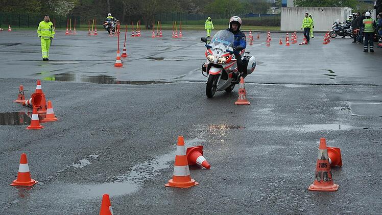 Für die ausländischen Motorradpolizisten ging es beim Wettbewerb auf dem Mönchshofgelände um Zeit und Geschicklichkeit.