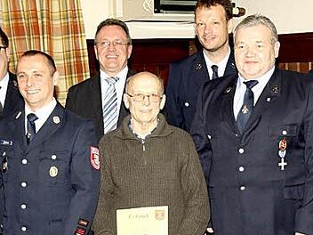 Mittels Handschlag übergibt der bisherige Kommandant Andreas Hümmer (links) die Wehr an neuen Kommandanten Jens Zetzmann. Für 50 Jahre Mitgliedschaft wurde Horst Hein (Fünfter von links) geehrt. Udo Stricker (Siebter von links) erhielt die Ehrung für 40 Jahre Feuerwehrdienst; es freuen sich (von links): KBM Bernd Schultheiß, Bürgermeister Udo Siegel, Oliver Lulei, Stefan Angermüller und Oliver Göckel.  Foto: Michael Stelzner