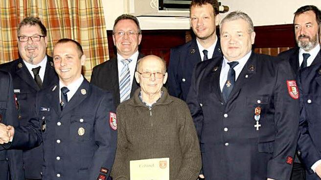Mittels Handschlag übergibt der bisherige Kommandant Andreas Hümmer (links) die Wehr an neuen Kommandanten Jens Zetzmann. Für 50 Jahre Mitgliedschaft wurde Horst Hein (Fünfter von links) geehrt. Udo Stricker (Siebter von links) erhielt die Ehrung für 40 Jahre Feuerwehrdienst; es freuen sich (von links): KBM Bernd Schultheiß, Bürgermeister Udo Siegel, Oliver Lulei, Stefan Angermüller und Oliver Göckel.  Foto: Michael Stelzner