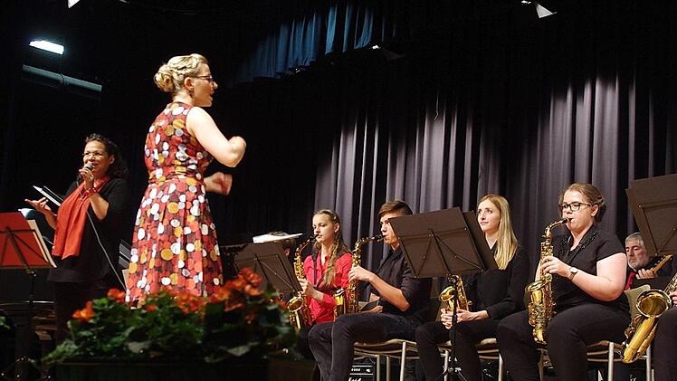 Ein Höhepunkt des Abends war der Gastauftritt von Christin Neder-Brown, die zu den Klängen der Big Band "Everything" anstimmte. Foto: Heike Schülein