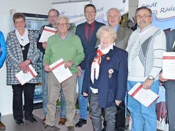 Die Stadt Rödental zeichnete besonders eifrige Blutspender für ihre Hilfsbereitschaft gegenüber ihren Mitmenschen aus. Foto: Rainer Lutz