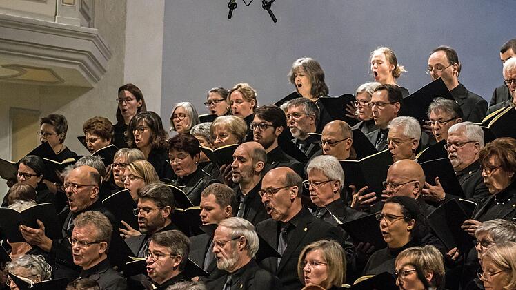 Der Coburger Bachchor  Peter Stenglein beeindruckte zahlreiche Zuhörer in der Morizkirche. Im Mittelpunkt des Konzerts unter Leitung von Peter Stenglein stand die Uraufführung eines neuen Werkes des aus Coburg stammenden Komponisten Marcus M. Reißenberger.Foto: Jochen Berger