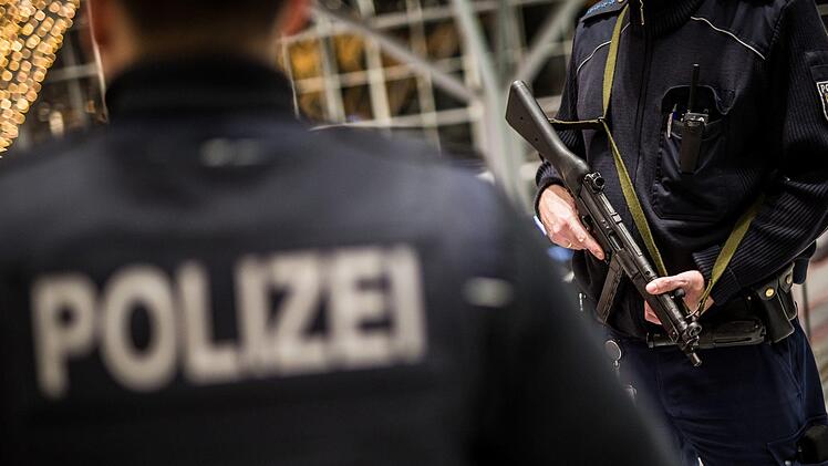 Am Donnerstagabend ist ein 16 Jahre alter Jugendlicher am Würzburger Hauptbahnhof von einer Jugendgruppe verfolgt und geschlagen worden. Die Bundespolizei ist auf der Suche nach  Zeugen. Symbolfoto: Christoph Schmidt/dpa