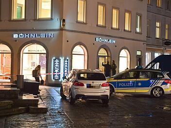 Die Fahndung nach den Tätern, die am Montagmorgen brachial und ohne Skrupel in ein Juweliergeschäft am Grünen Markt eingebrochen waren, lief auch am Dienstag weiterhin auf   Hochtouren.    Neue Erkenntnisse gab es noch nicht. Foto: Ronald Rinklef
