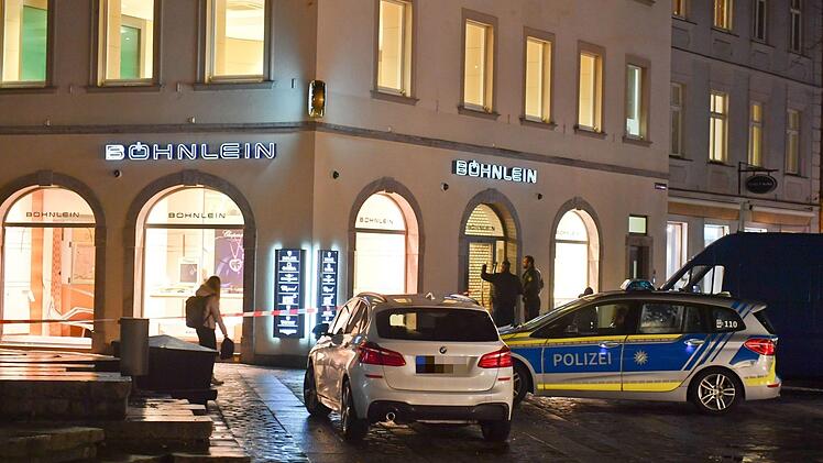 Die Fahndung nach den Tätern, die am Montagmorgen brachial und ohne Skrupel in ein Juweliergeschäft am Grünen Markt eingebrochen waren, lief auch am Dienstag weiterhin auf   Hochtouren.    Neue Erkenntnisse gab es noch nicht. Foto: Ronald Rinklef