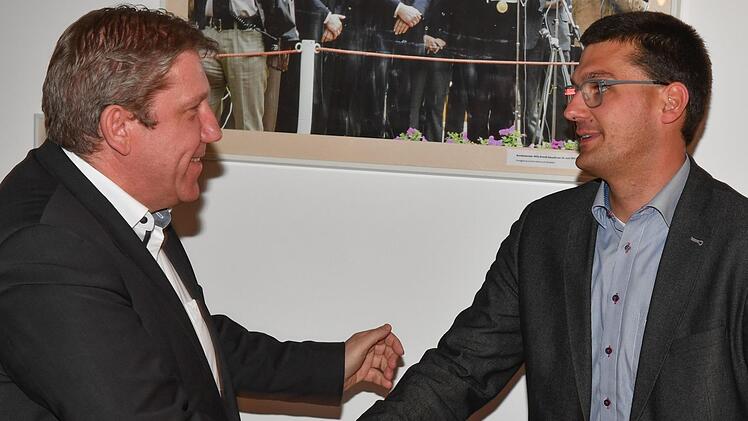 Jonas Merzbacher (rechts) gratulierte Andreas Schwarz, der nun 2020 für die SPD den Landratsposten holen soll, als Erster nach Bekanntgabe der Stimmenauszählung. Foto: Ronald Rinklef