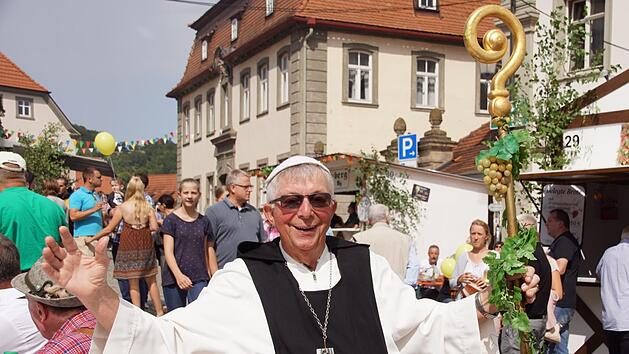 Abt Degen alias Richard Schlegelmilch würde am liebsten jeden Weinfestbesucher persönlich in Zeil begrüßen.Sabine Weinbeer