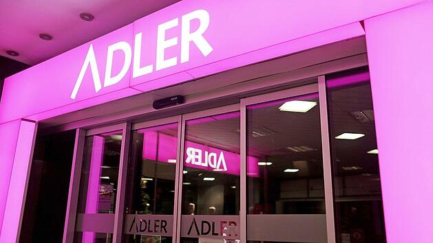 Die Adler Modemärkte AG mit Sitz in Haibach bei Aschaffenburg gehört zu den größten Textileinzelhändlern in Deutschland. Foto: Oliver Berg, dpa