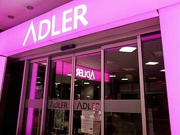 Die Adler Modem&auml;rkte AG mit Sitz in Haibach bei Aschaffenburg geh&ouml;rt zu den gr&ouml;&szlig;ten Textileinzelh&auml;ndlern in Deutschland. Foto: Oliver Berg, dpa