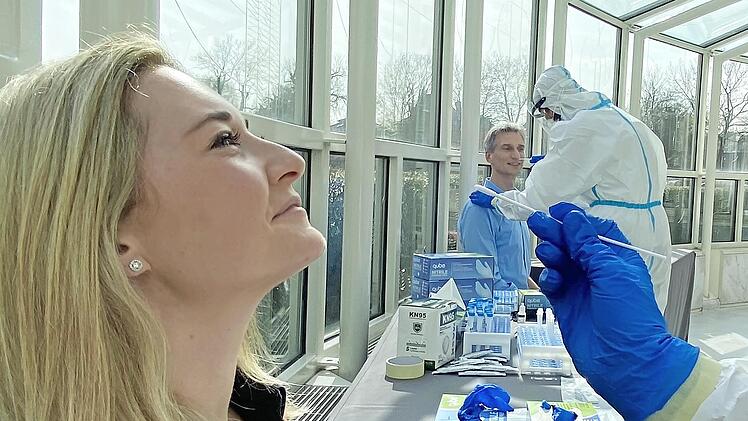 Grünen-Stadträtin Melanie Becker beim Schnelltest.