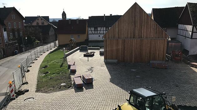 Der Dorfplatz in V&ouml;lkersleier soll in diesem Jahr noch fertig werden. Die Fertigstellung der Dorfscheune ist f&uuml;r April 2022 geplant, wie B&uuml;rgermeister Atzm&uuml;ller in der B&uuml;rgerversammlung erl&auml;uterte.