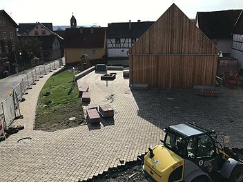 Der Dorfplatz in Völkersleier soll in diesem Jahr noch fertig werden. Die Fertigstellung der Dorfscheune ist für April 2022 geplant, wie Bürgermeister Atzmüller in der Bürgerversammlung erläuterte.