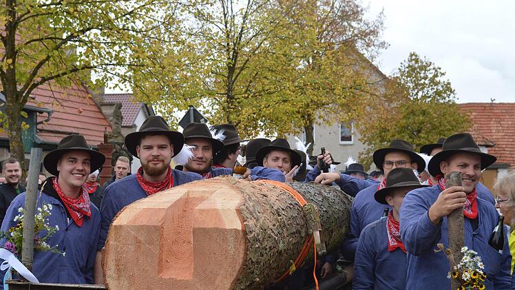 Jede Menge Arbeit war am Samstag für die Planburschen angesagt.  Foto: Isolde Krapf