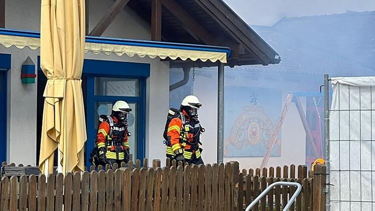 Feuerwehr Neustadt bei Coburg: Einsatzkr&auml;fte veranstalten spektakul&auml;re &Uuml;bung f&uuml;r Schaulustige