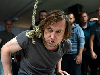 Diese fr&uuml;he Szene im "Tatort: Borowski und der gute Mensch" d&uuml;rfte extra f&uuml;r Lars Eidinger erdacht und geschrieben worden sein. Als inhaftierter M&ouml;rder Kai Korthals spielt er im Schiller-St&uuml;ck "Die R&auml;uber" der Gef&auml;ngnis-Theater-AG die Hauptrolle und legt - wie nicht anders zu erwarten - einen gro&szlig;en Auftritt hin.