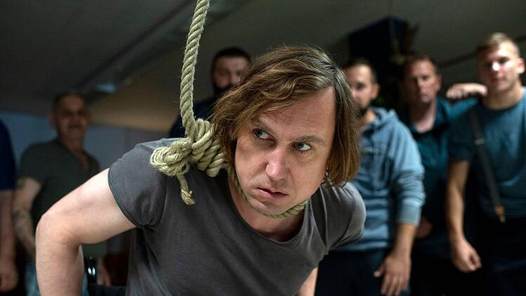 Diese fr&uuml;he Szene im "Tatort: Borowski und der gute Mensch" d&uuml;rfte extra f&uuml;r Lars Eidinger erdacht und geschrieben worden sein. Als inhaftierter M&ouml;rder Kai Korthals spielt er im Schiller-St&uuml;ck "Die R&auml;uber" der Gef&auml;ngnis-Theater-AG die Hauptrolle und legt - wie nicht anders zu erwarten - einen gro&szlig;en Auftritt hin.