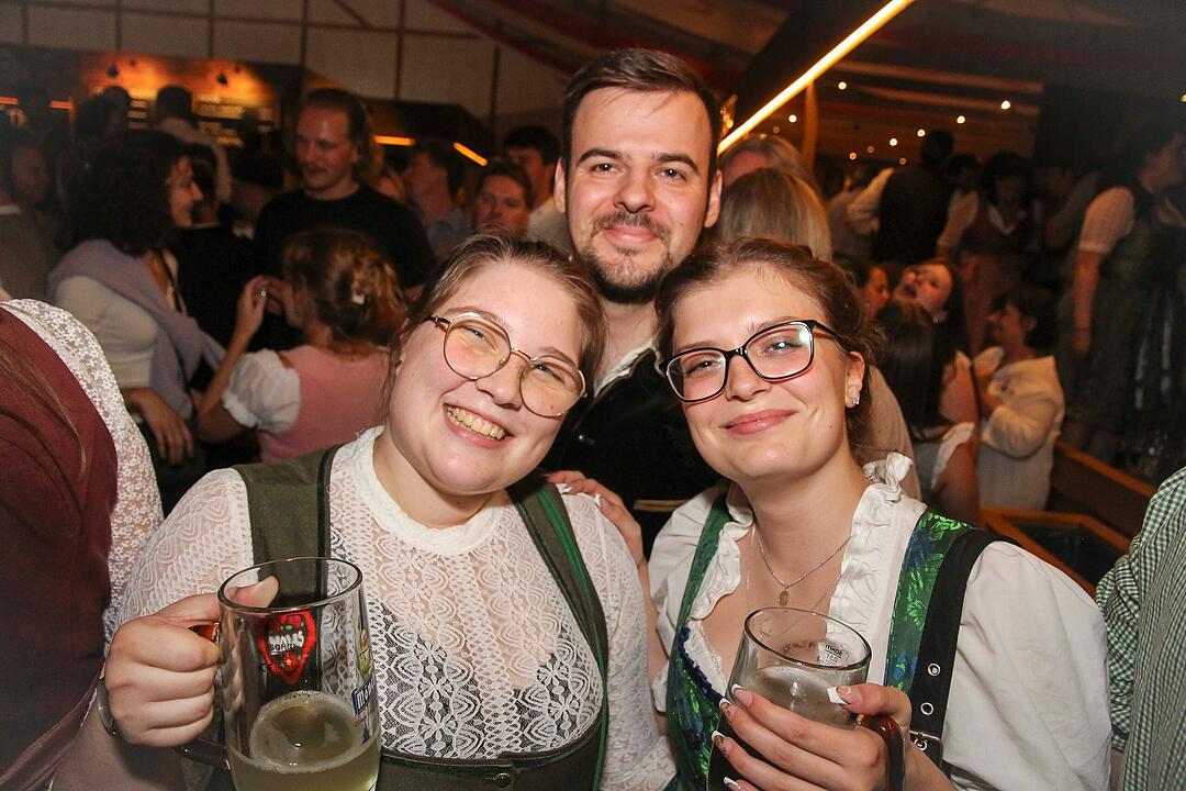 Tanzen, Feiern, Mitsingen &ndash; bayerische Partystimmung bis Mitternacht.