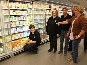 Christina beim Einräumen mit  Marktleiter Klaus Rother,  Ausbilderin Silke König, Peter Pratsch  (mit Bart) und Isabell Kuhn.