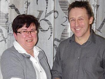 Eins nach dem anderen: Zuerst wurde Ursula Pfeuffer Mitglied beim FC 06 Bad Kissingen, dann konnte sie Minuten später auch für einen Vorstandsposten gewählt werden. Vorsitzender Wolfgang Werner war's zufrieden und konnte wieder lächeln. Foto: Klaus Werner