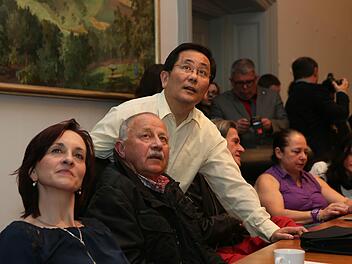 Politischer Senkrechtstarter auf der Liste der CSU: Der Deutsch-Chinese You Xie, hier stehend hinter den CSU-Stadträten Barbara Blecha und Klaus Gallenz, erhielt die meisten Stimmen aller CSU-Kandidaten.   Fotos: Matthias Hoch