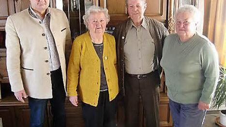 Zu Lotte Zipfels (M.) 85. Geburtstag war die Schar der Gratulanten groß; auch Bürgermeister Peter Ebertsch (l.) war gekommen. Foto: privat