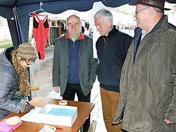 Unterschriften für die Einberufung einer Bürgerversammlung zum Thema Hallenbad sammelten Wolfgang Blümlein (Zweiter von links), Hartmut Hessel und Albert Laudensack.  Foto: Dieter Britz