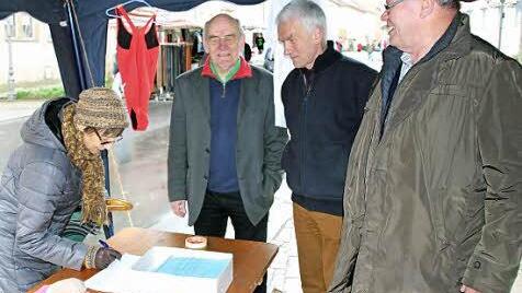Unterschriften für die Einberufung einer Bürgerversammlung zum Thema Hallenbad sammelten Wolfgang Blümlein (Zweiter von links), Hartmut Hessel und Albert Laudensack.  Foto: Dieter Britz