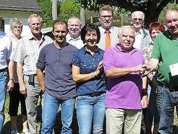 Im Kreise vieler Gratulanten, der Familie und Nachbarn feierte Walter Och seinen 75. Geburtstag. Stellvertretender Bürgermeister Alfred Kolenda (vorne rechts) überreichte LQN-Taler. Foto: Klaus-Peter Wulf
